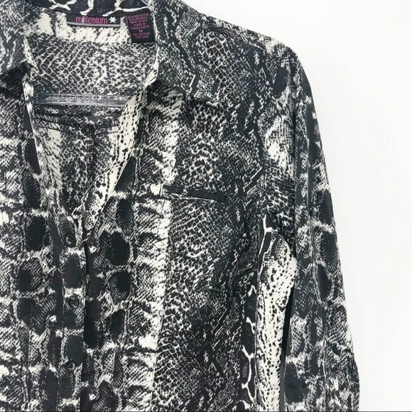 Millenium Blouse Womens Medium Snake Python Print Button Up 3/4 Sleeve Career - Picture 3 of 7